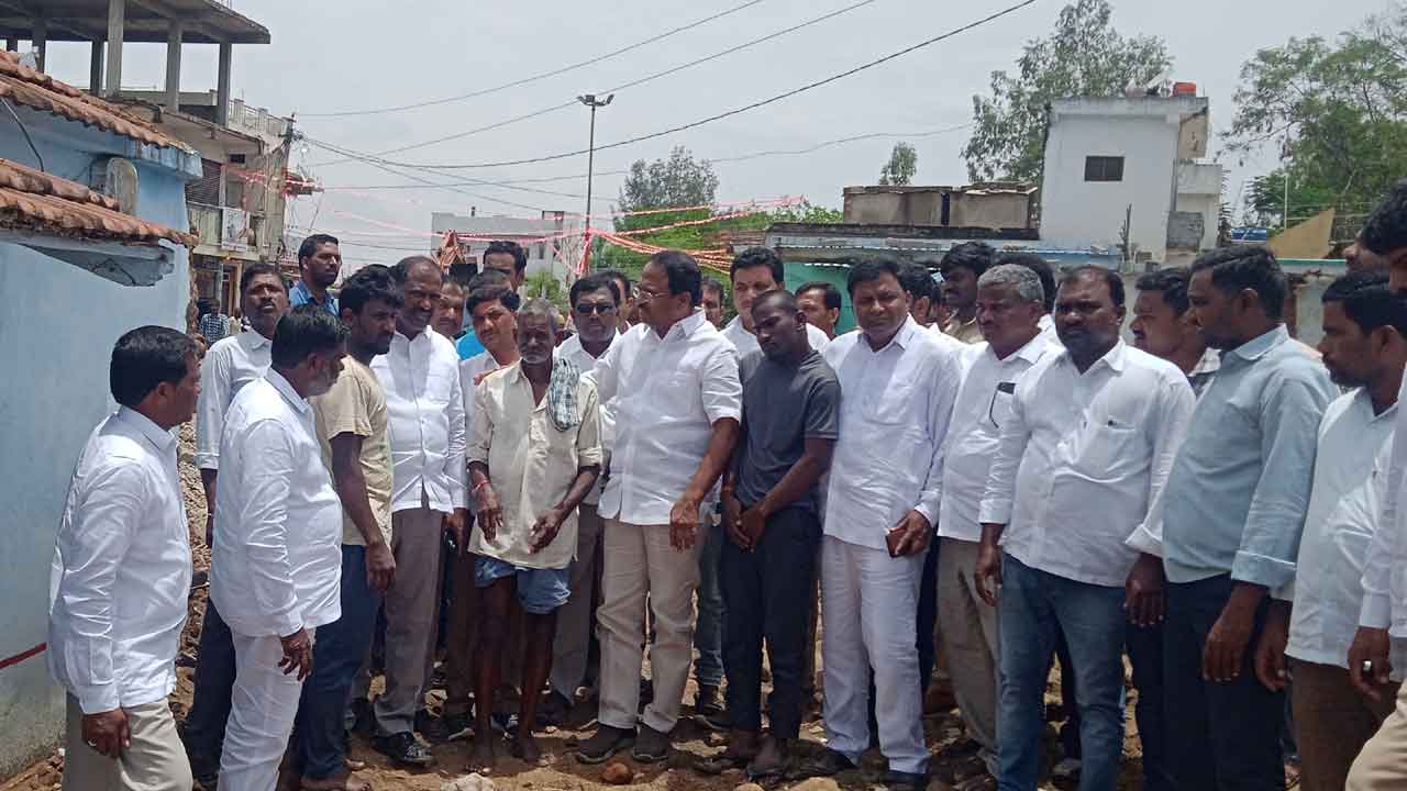 నిర్వాసితులను ఆదుకుంటాం