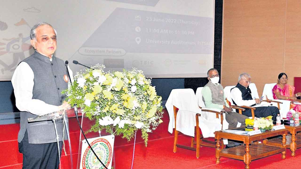 సాగులో యాంత్రీకరణ పెరగాలి