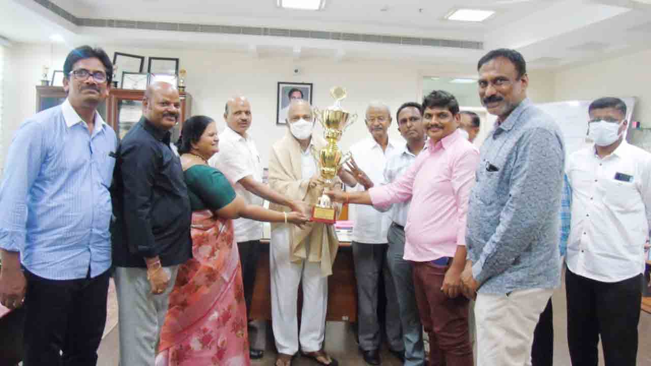 కరీంనగర్‌ సర్కిల్‌కు సీఎండీ ట్రోఫీ