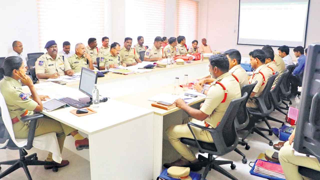 సంఘ విద్రోహ శక్తులపై నిరంతరం నిఘాపెట్టాలి