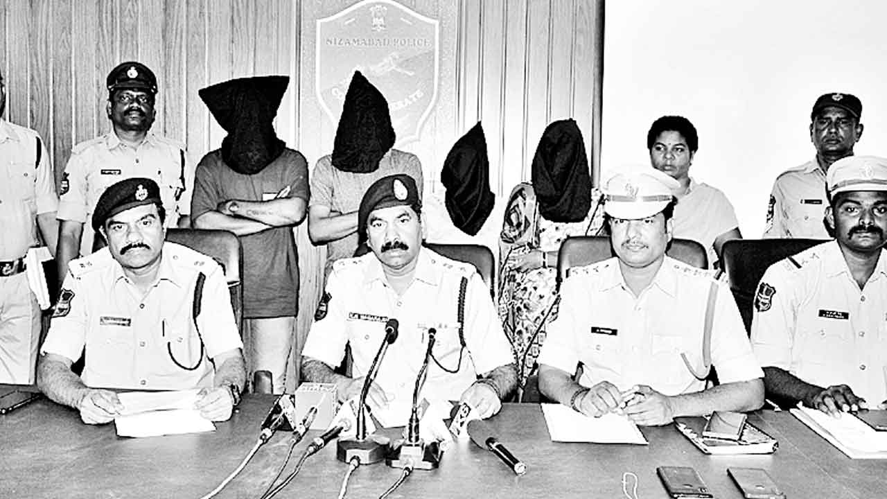 వివాహేతర సంబంధానికి అడ్డువస్తున్నాడని..ప్రియుడితో కలిసి భర్తను హత్య చేసిన భార్య