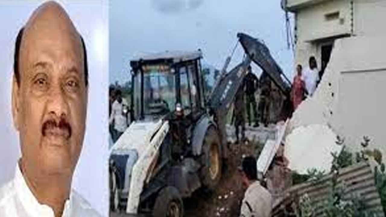 నర్సీపట్నంలో ఉద్రిక్తత.. టీడీపీ నేత ఇంటి ప్రహరీ కూల్చివేత