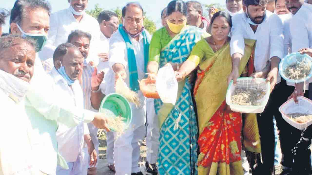 టార్గెట్‌.. 4.98కోట్లు