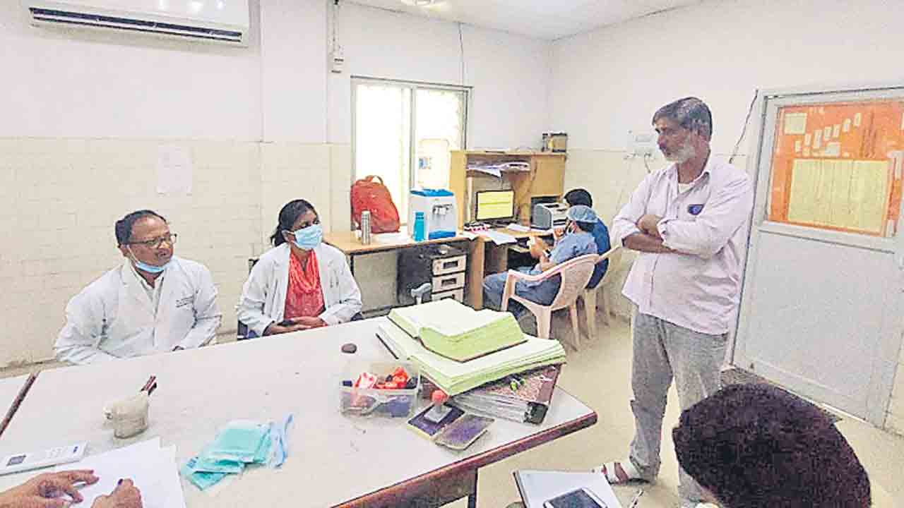 డబ్బులు అడిగితే.. సస్పెన్షన్