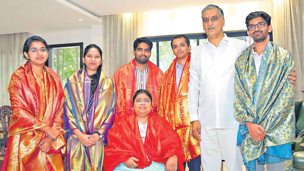 సివిల్స్‌ విజేతలకు మంత్రి హరీశ్‌ అభినందన