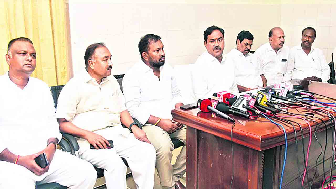 నిరుద్యోగుల జీవితాలతో కేంద్రం ఆటలు
