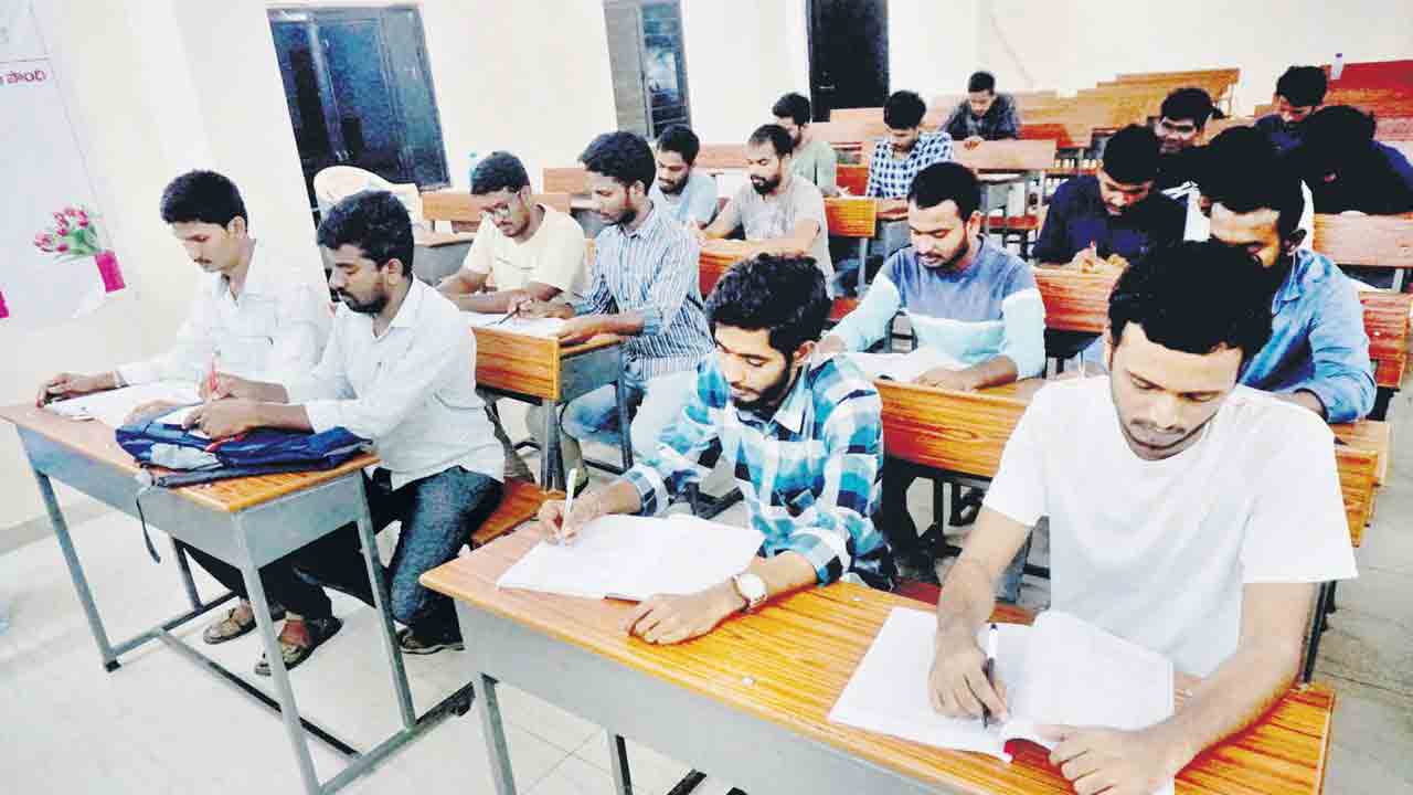 కష్టపడితే.. ఉద్యోగం మీదే..