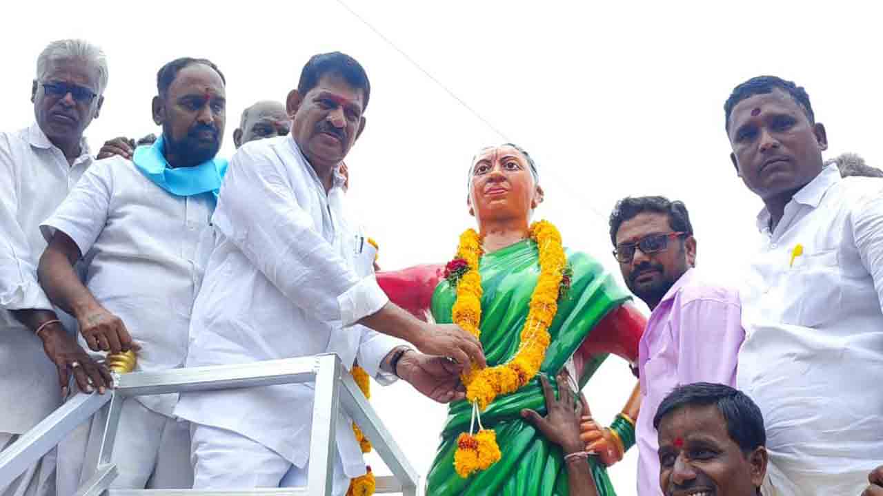 మహనీయుల ఆశయాలు సాధించాలి