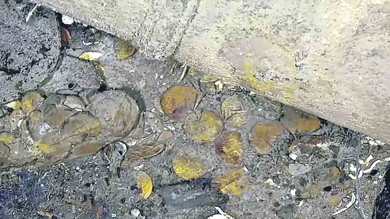 సముద్ర గర్భంలో బంగారు పడవలు!