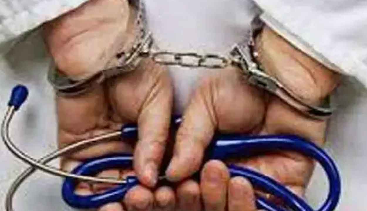 ప్రభుత్వ ఆస్పత్రిలో నకిలీ వైద్యుడు అరెస్టు