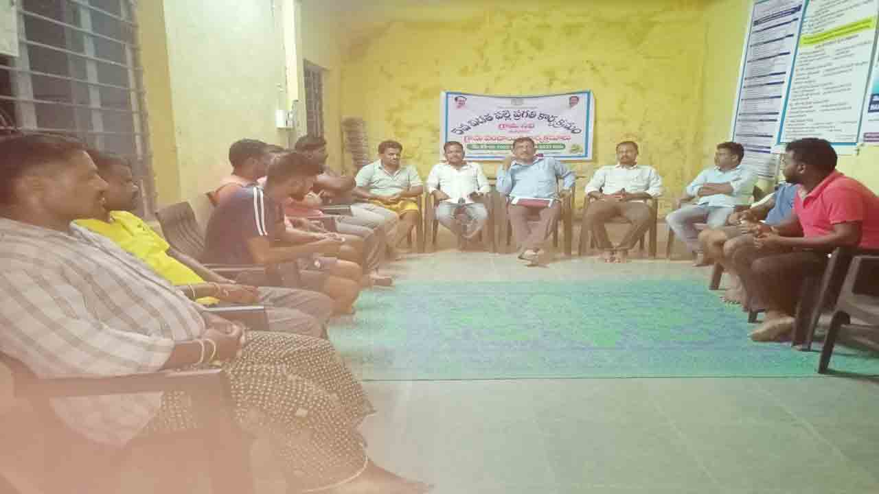 వార్డుల్లో పర్యటిస్తూ..సమస్యలు తెలుసుకుంటూ..