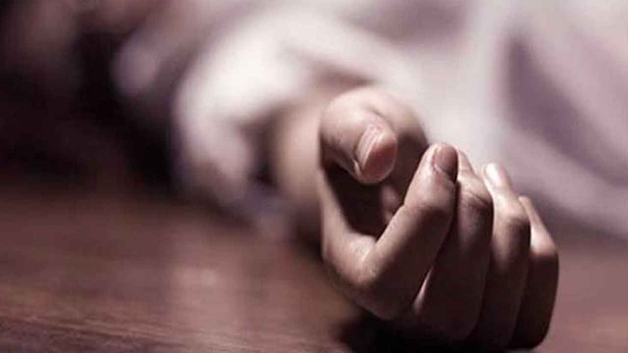 తల్లి గొంతుకోసిన తనయుడు ..చికిత్సపొందుతూ వృద్ధురాలు మృతి