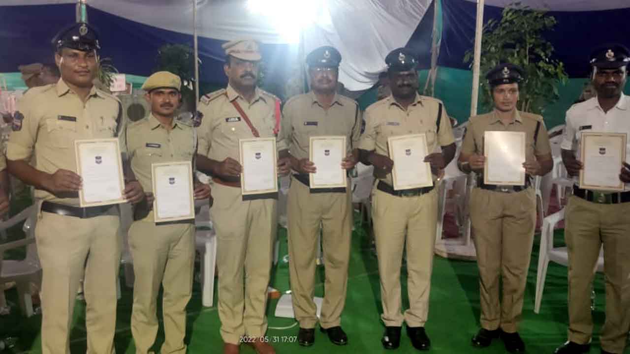 పోలీసులకు ఉత్తమ అవార్డులు