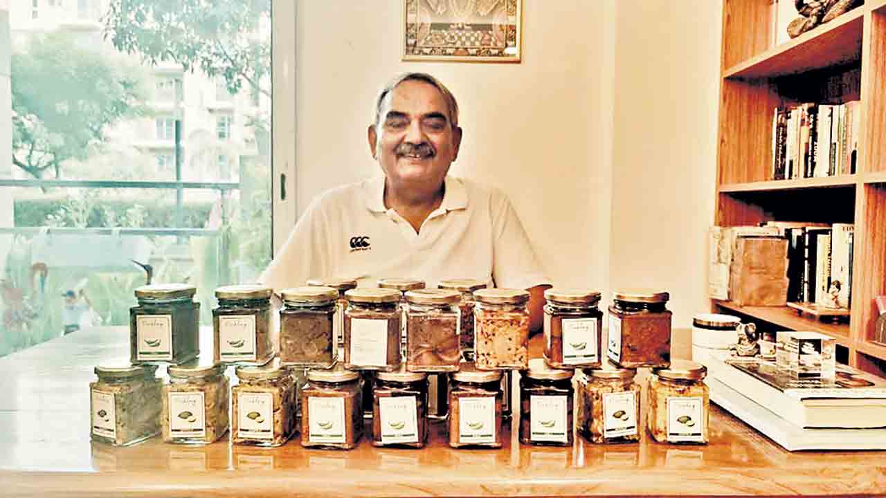 నిన్న బడా అధికారి.. నేడు పచ్చళ్ల వ్యాపారి