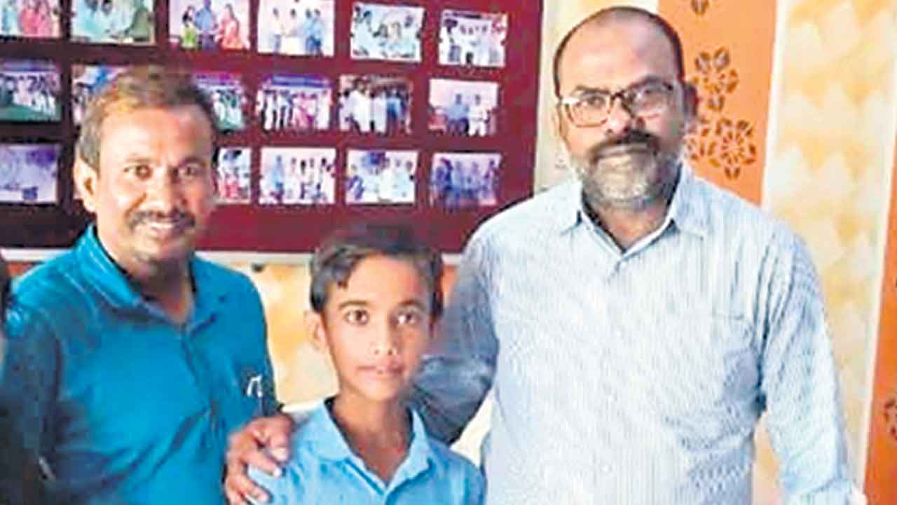 ప్రభుత్వ పాఠశాలకు హెడ్‌మాస్టర్‌ బిడ్డలు