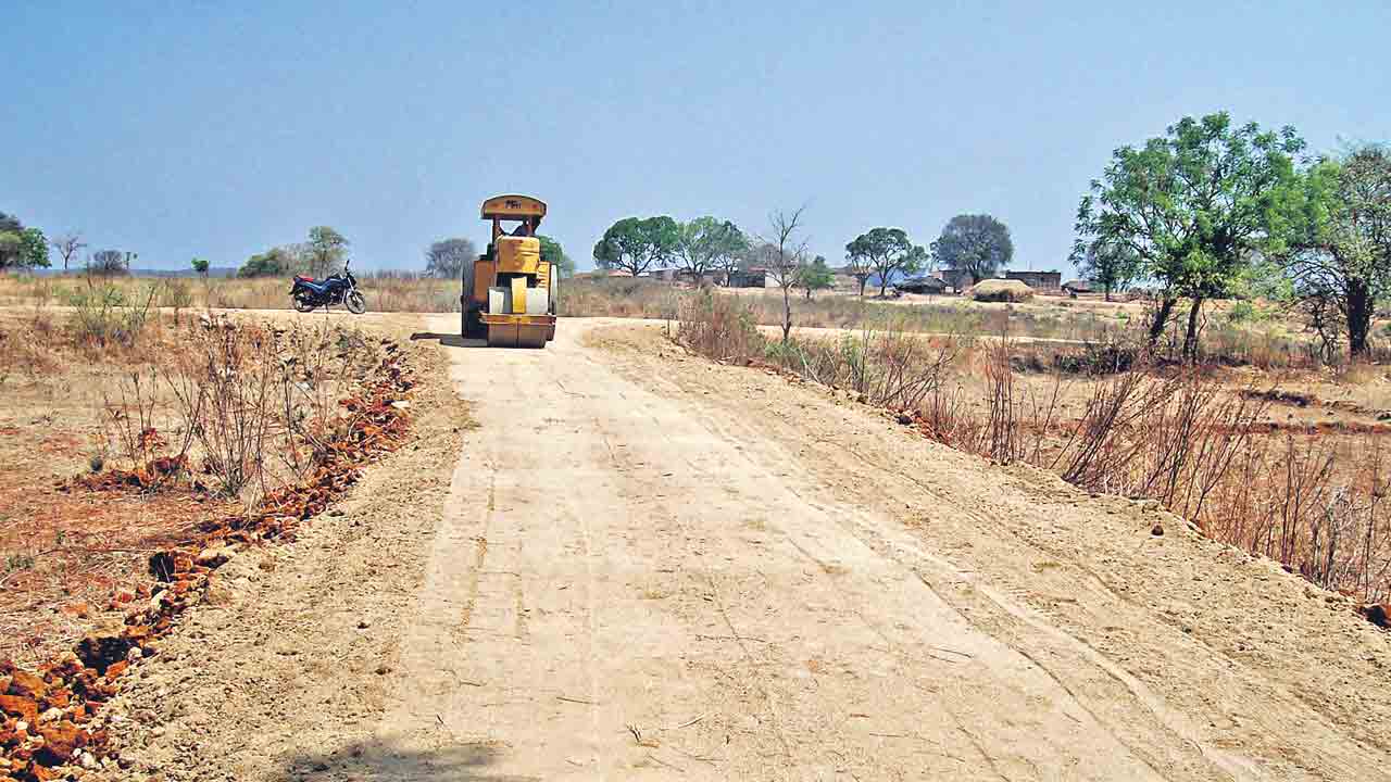 వెయ్యి కోట్లతో గిరిజన ఆవాసాలకు రోడ్లు