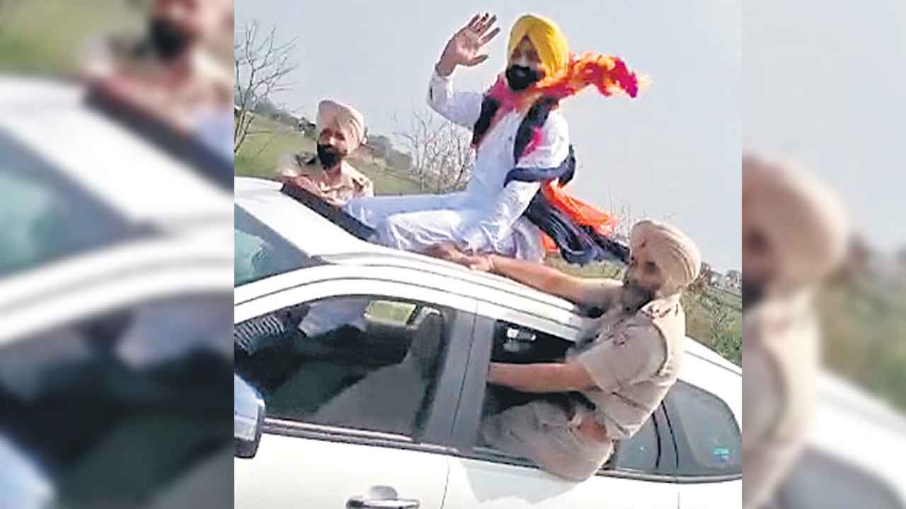 కారు టాప్పై ఆప్ మంత్రి