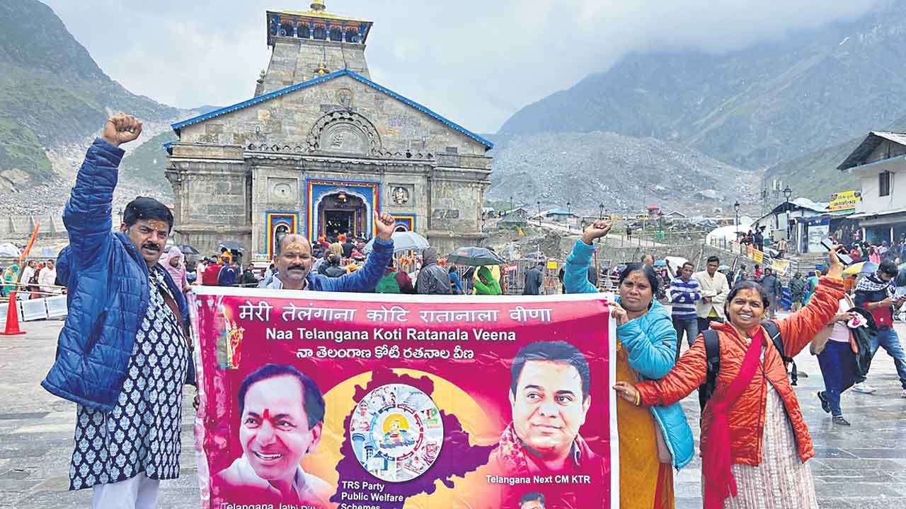 కేదార్‌నాథ్‌లో తెలంగాణ పథకాల ఫ్లెక్సీ