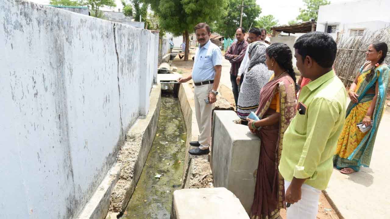 పారిశుధ్య పనుల్లో నిర్లక్ష్యం వద్దు