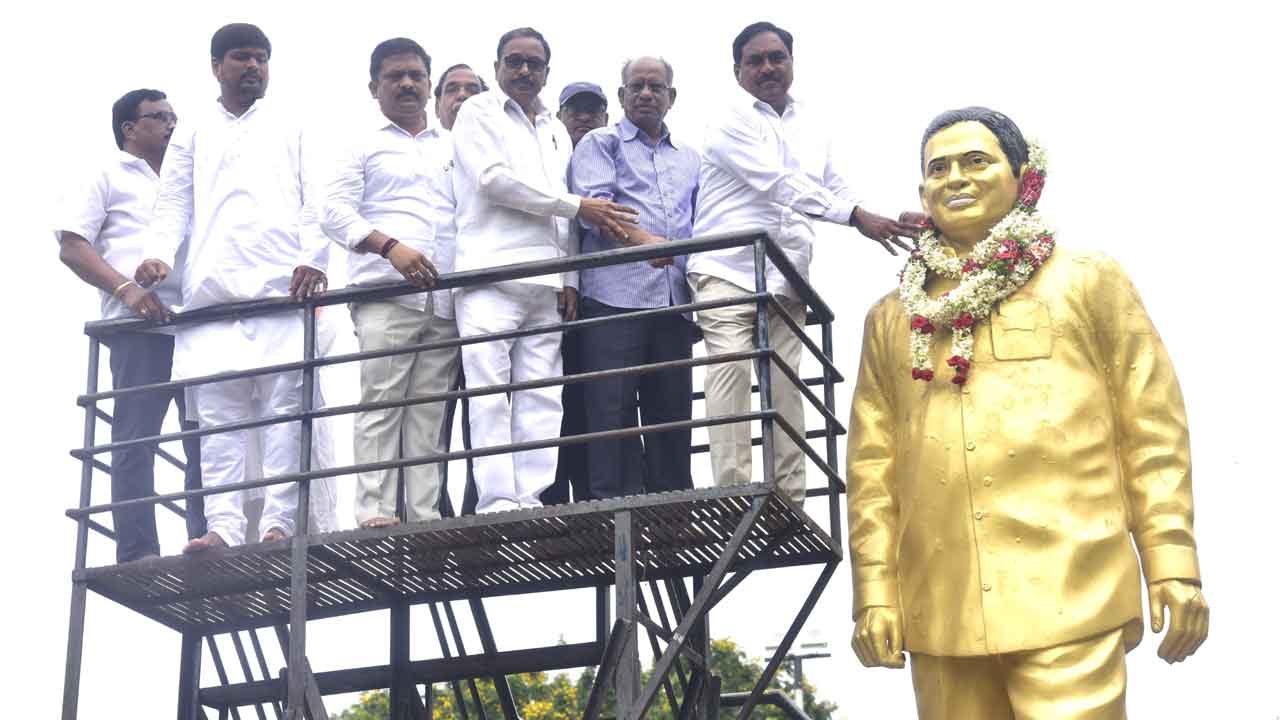 జయశంకర్ను ఆదర్శంగా తీసుకోవాలి