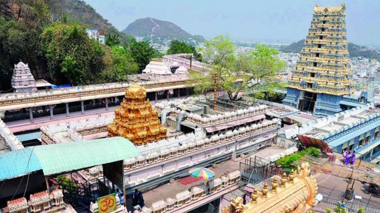 ఇంద్రకీలాద్రి రికార్టు అసిస్టెంట్ సస్పెన్షన్‌