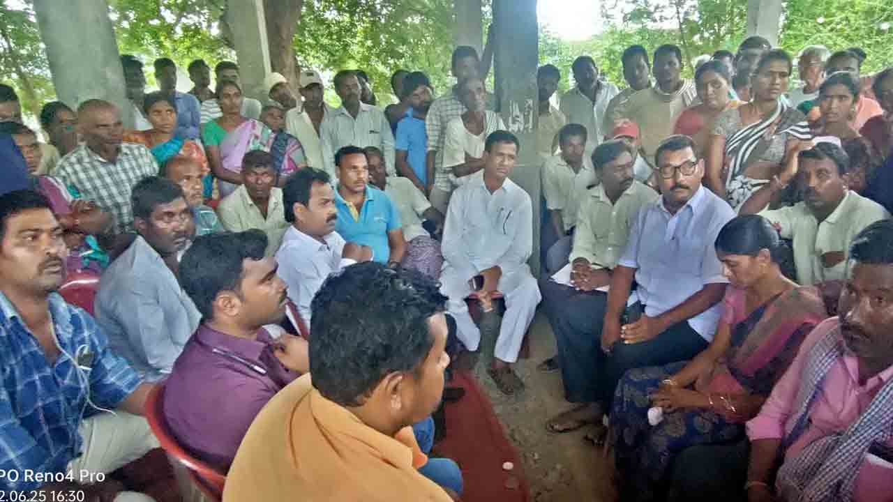 సీఏ అవినీతిపై గ్రామస్తుల ఆగ్రహం
