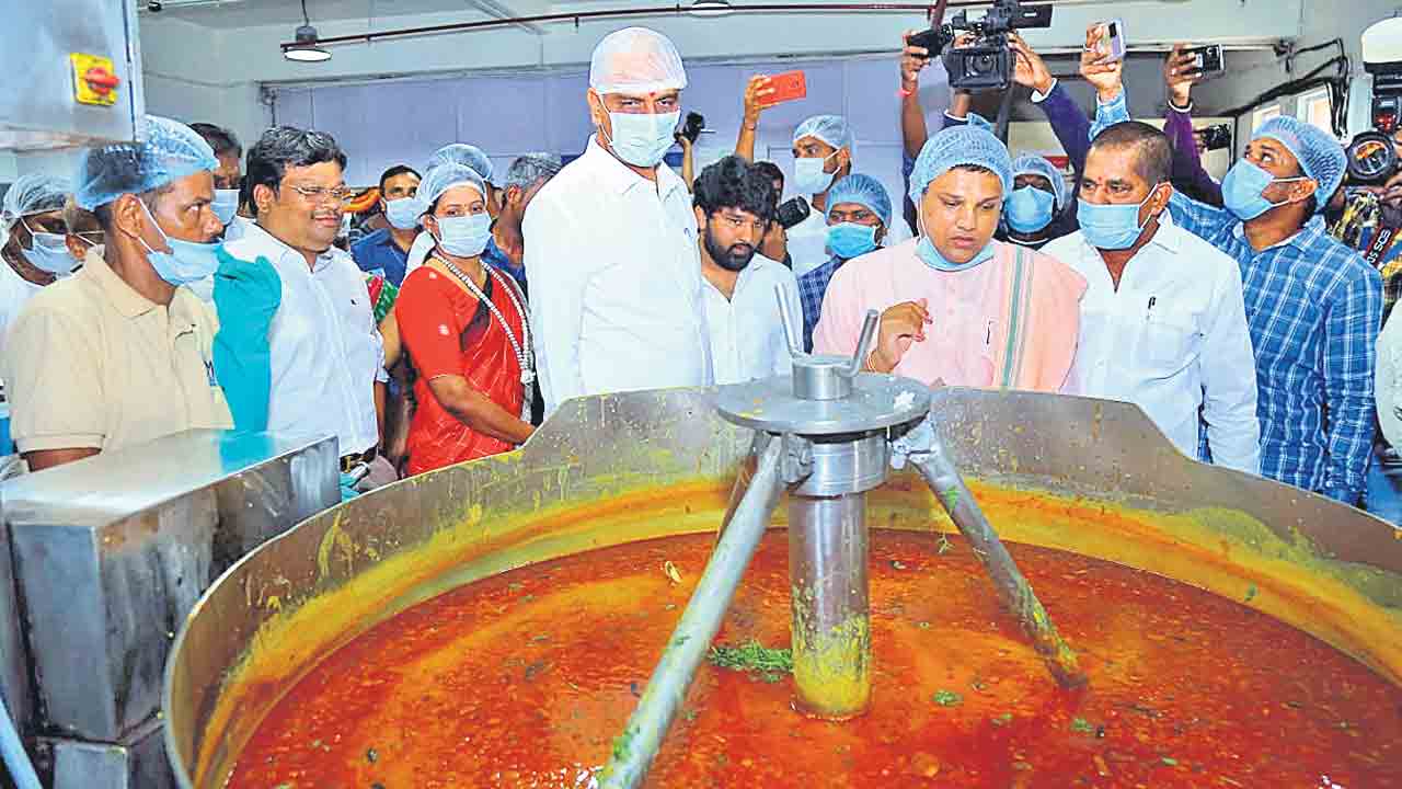 రోగుల ఆకలి తీర్చుతున్న ఘనత మనదే