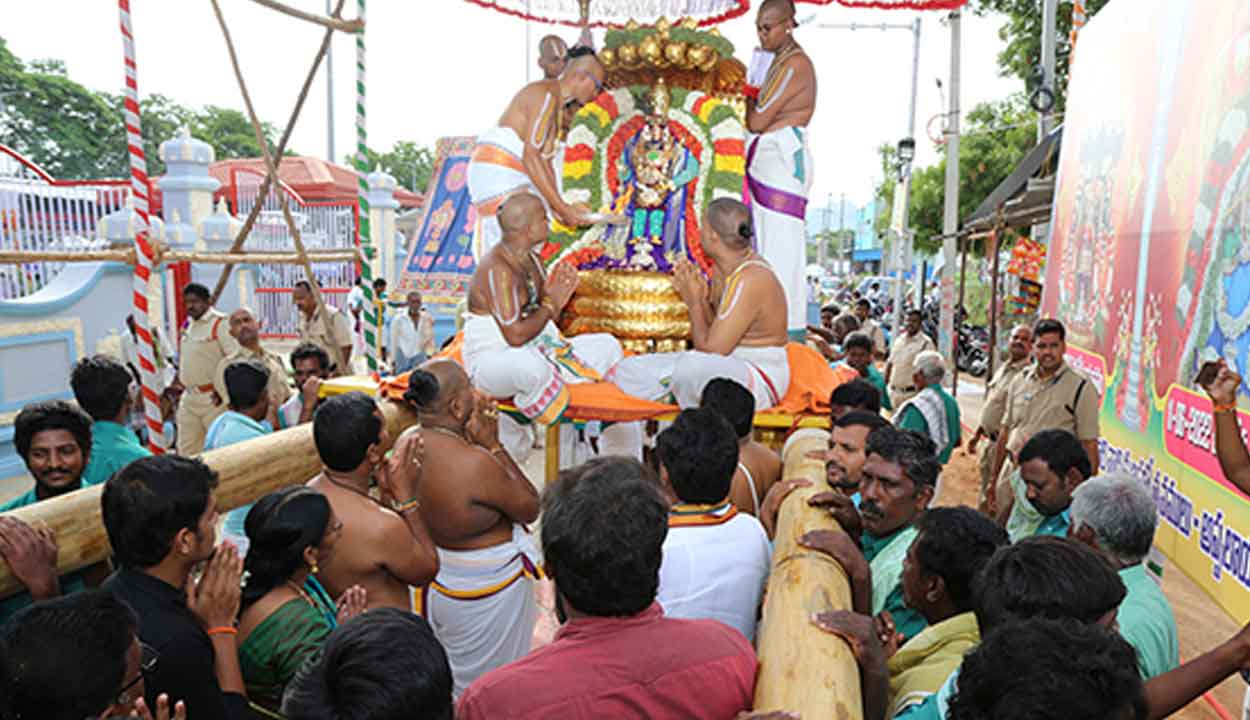 చిన్నశేషవాహనంపై శ్రీ వేణుగోపాలస్వామి ఊరేగింపు