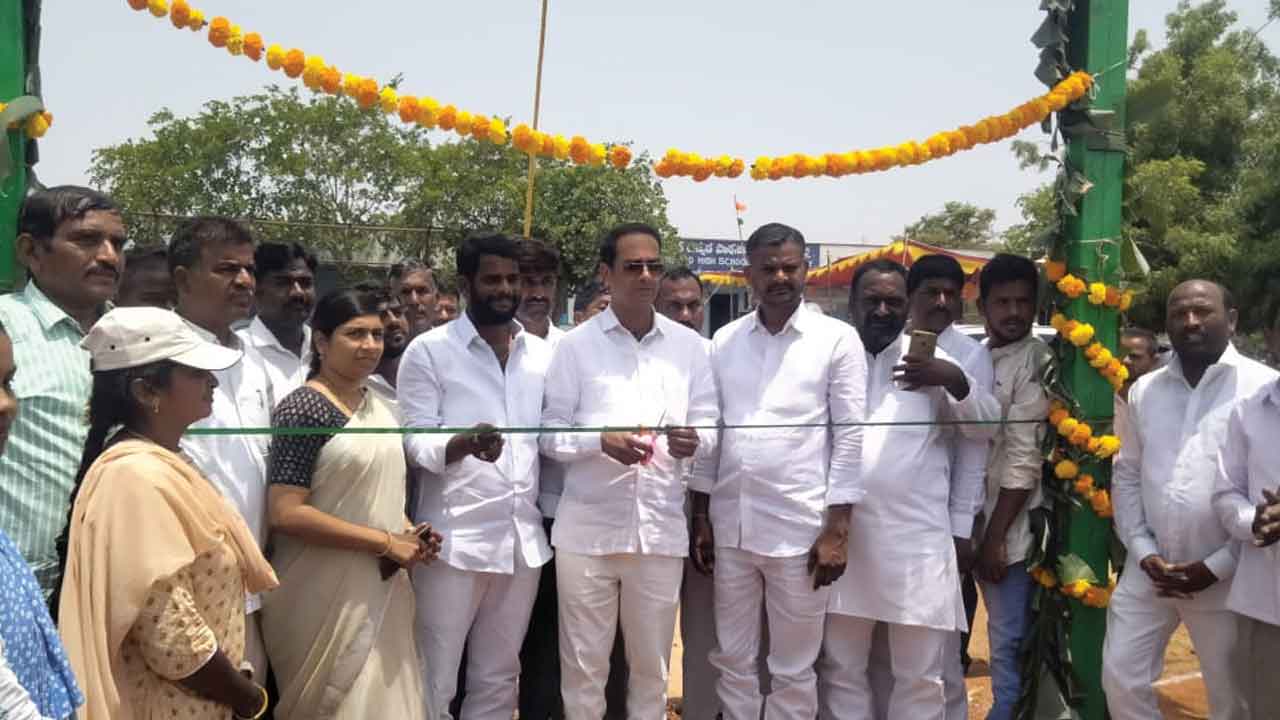 యువత క్రీడా ప్రాంగణాలను వినియోగించుకోవాలి