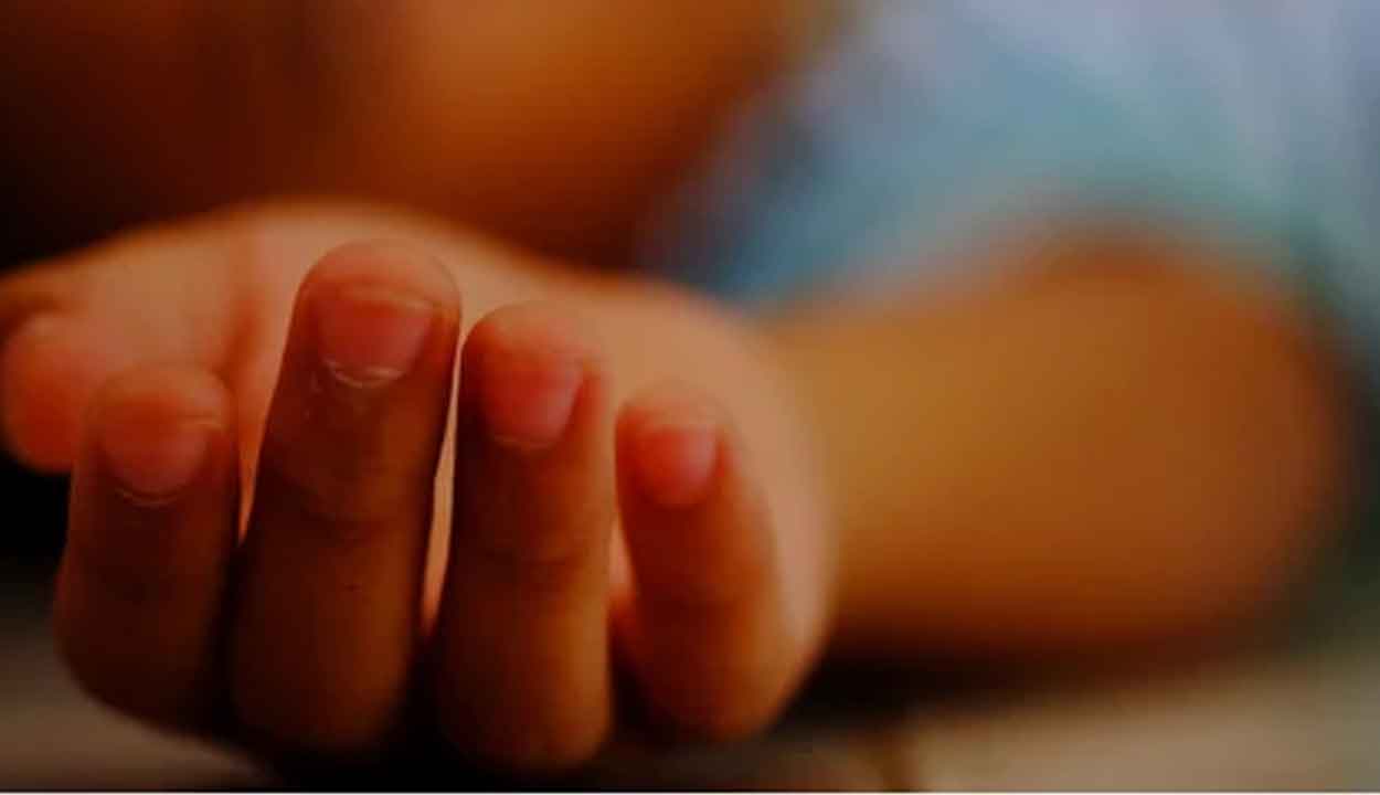 రేగుపండ్లు తిన్న చిన్నారి మృతి.. మరో ముగ్గురికి తీవ్ర అస్వస్థత