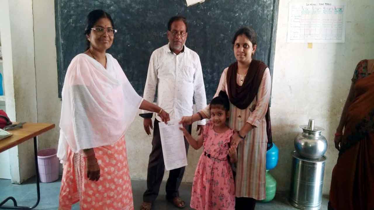 ప్రభుత్వ పాఠశాలలో కూతురిని చేర్పించిన జడ్జి