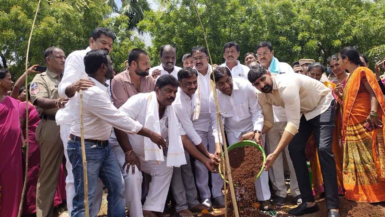 ధనికులను చేసేందుకే ‘దళితబంధు’