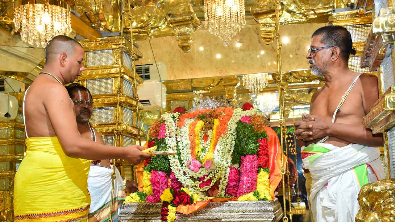 లక్ష్మీనరసింహుడికి లక్ష పుష్పార్చన