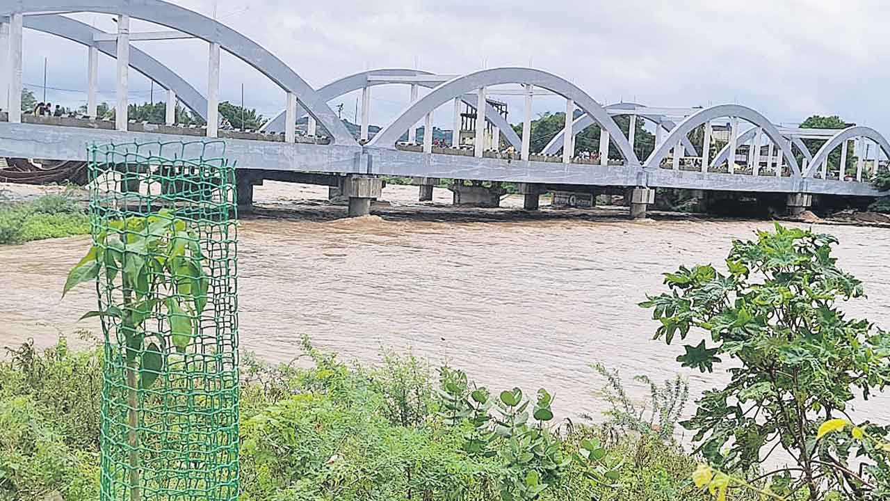 అప్పుడు యాతన.. ఇప్పుడు వంతెన!