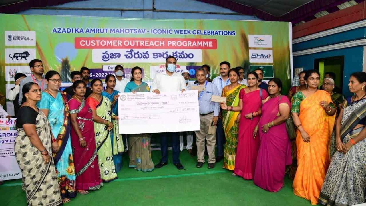 చిరు వ్యాపారులను ప్రోత్సహించాలి