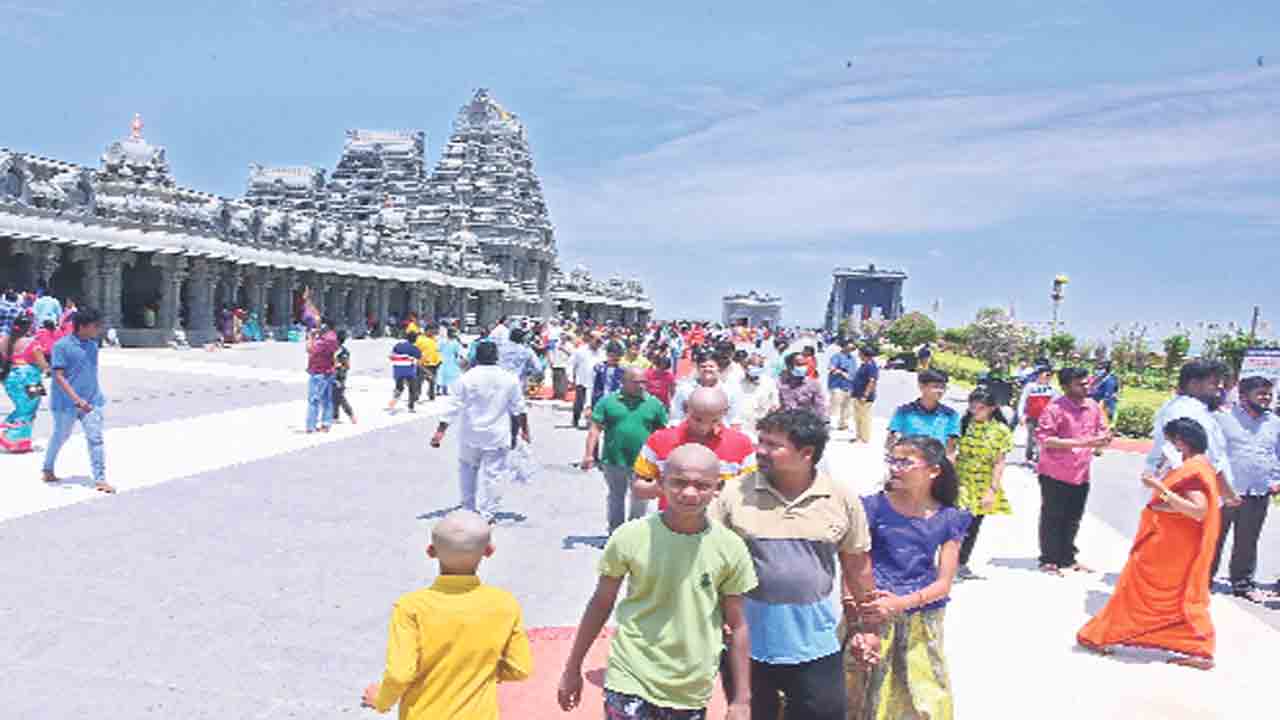 యాదాద్రిలో వైభవంగా అష్టోత్తర శతఘటాభిషేకం