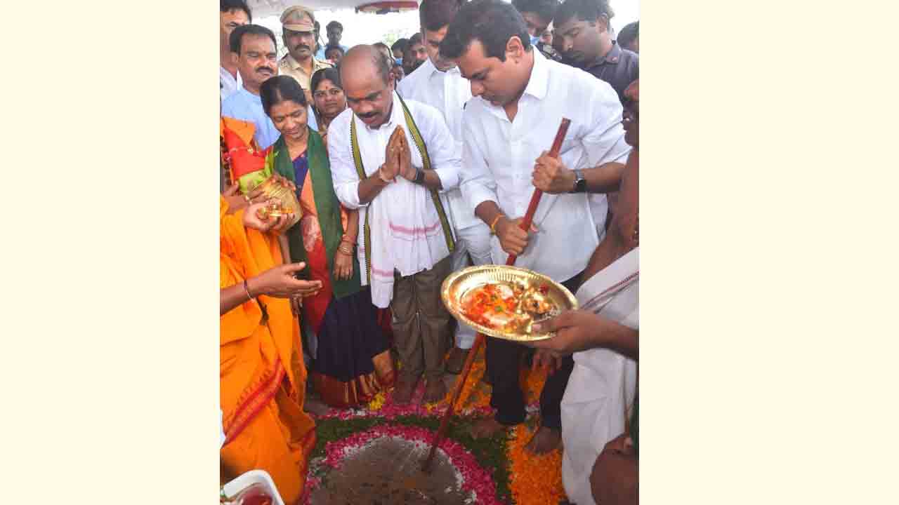 ఆలకిస్తూ.. భరోసానిస్తూ..