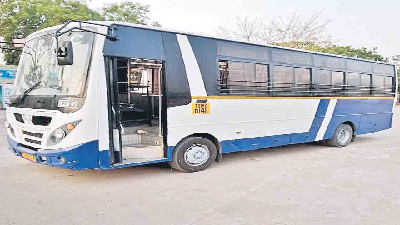 నగరంలో రోడ్డెక్కిన సిటీ బస్సులు