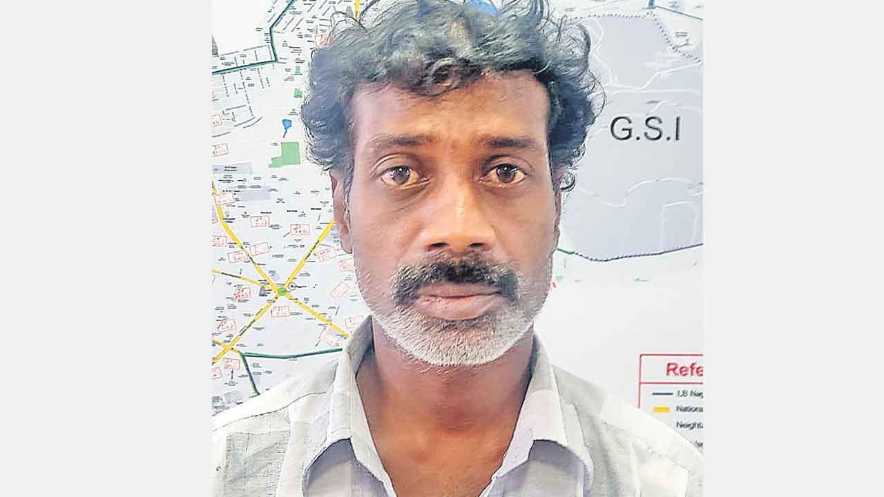 సొంతూరుకు వెళ్లి వచ్చే సరికి.. ఇంటికి కన్నం