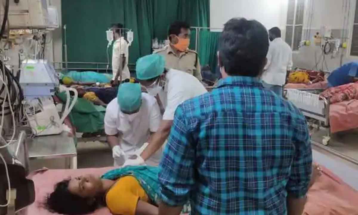 బ్రాండిక్స్‌లో మళ్లీ విషవాయువు లీక్‌.. పరుగులు తీసిన సెక్యూరిటీ