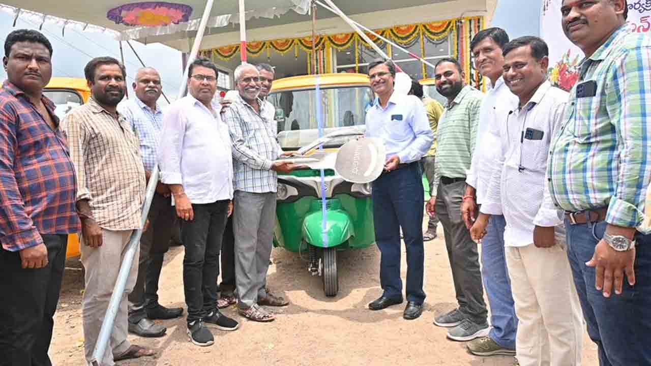 కరీంనగర్‌లో ఆపే షోరూం ప్రారంభం