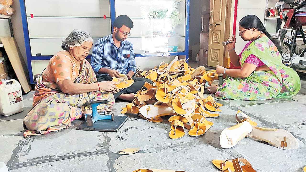 కొలపురి చెప్పులు@ హుస్నాబాద్‌