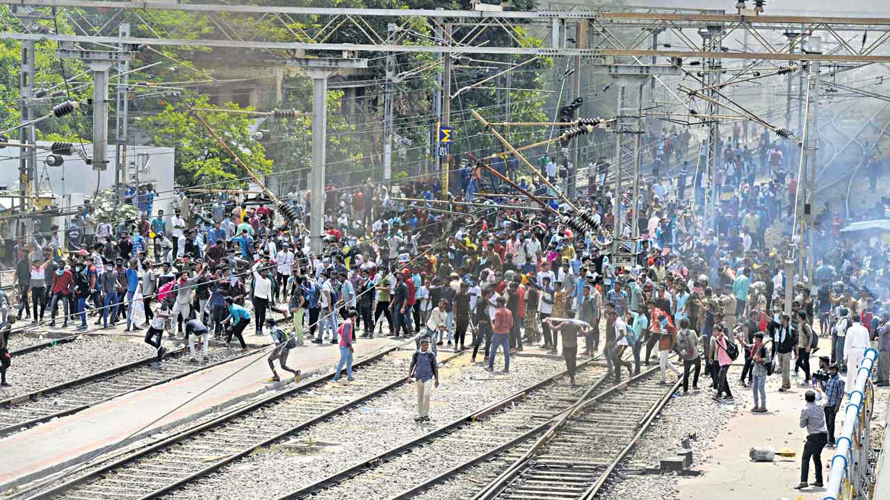 అభ్యర్థుల నిరీక్షణ.. కేంద్రం నిర్దయ