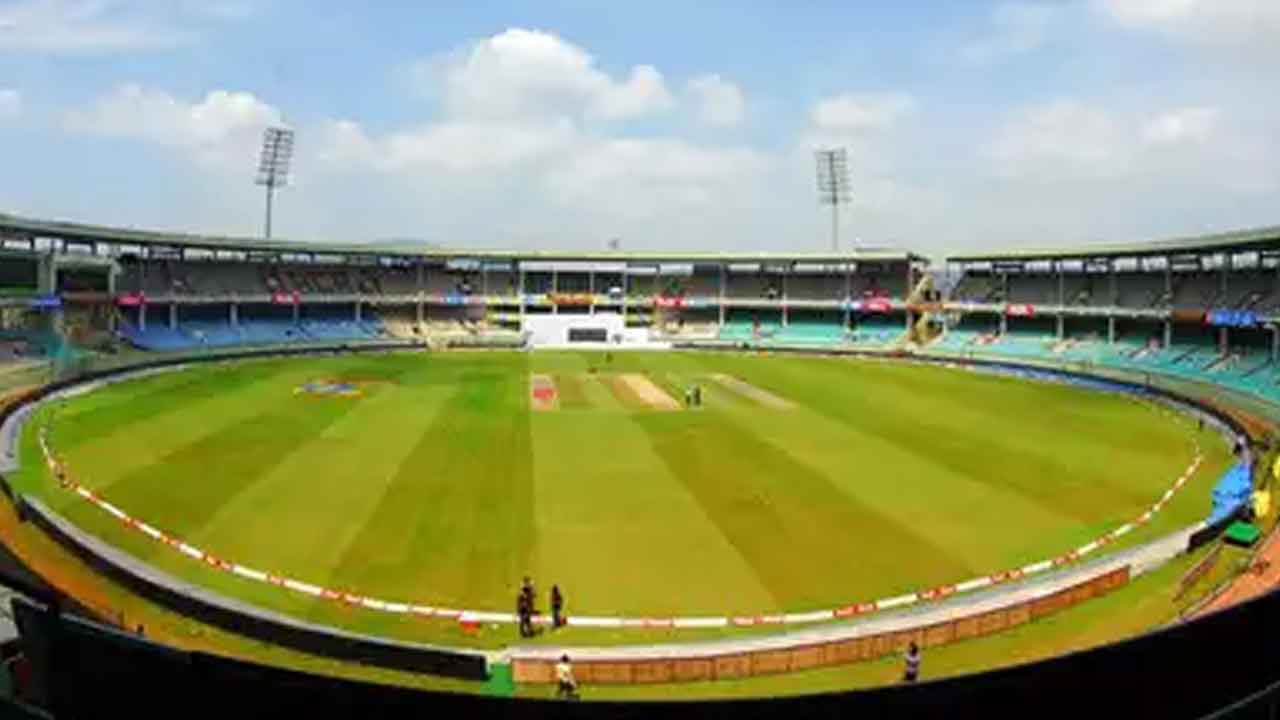 టిక్కెట్ల కోసం భారీగా తరలివచ్చిన క్రికెట్‌ అభిమానులు