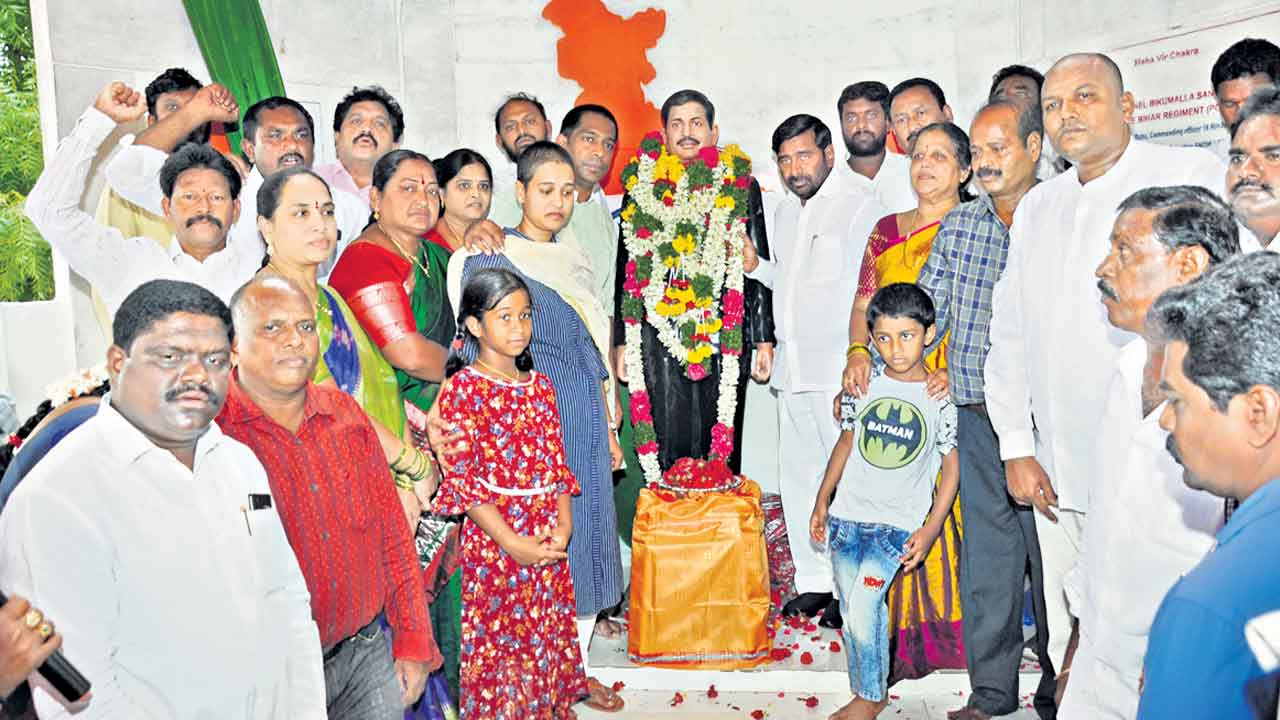 జెండాలు కాదు.. ఎజెండాలు ముఖ్యం