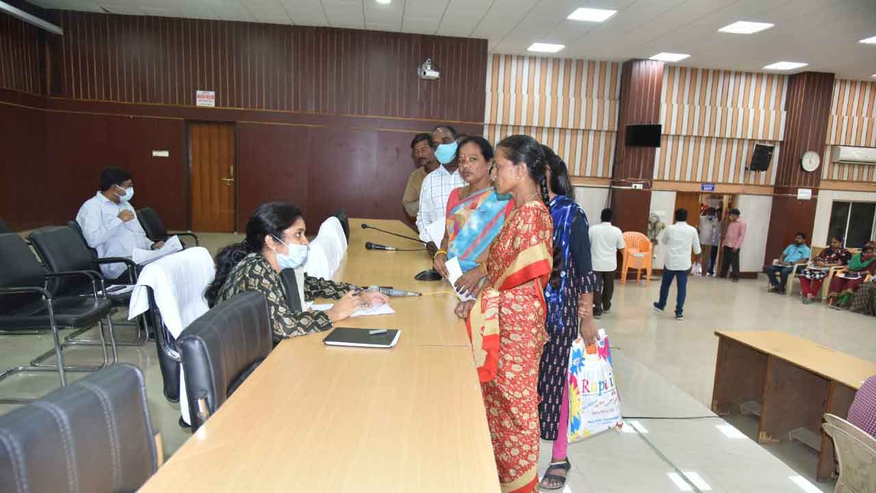 ప్రజావాణి దరఖాస్తులను పరిష్కరించాలి