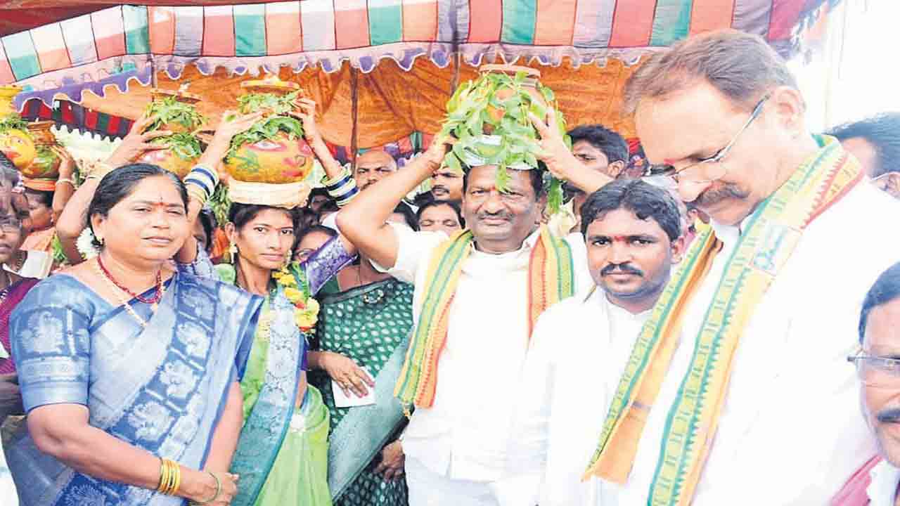 బోనమెత్తిన మంత్రి కొప్పుల