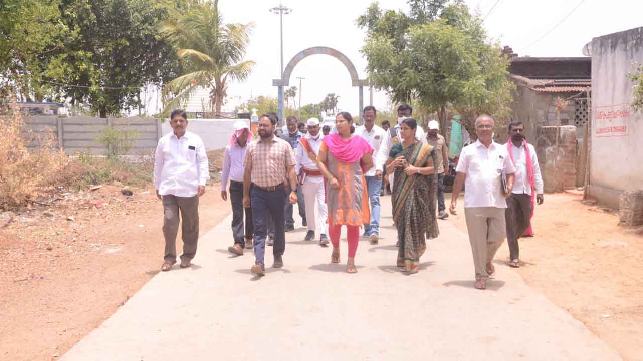 బడీడు పిల్లలను పాఠశాలల్లో చేర్పించాలి