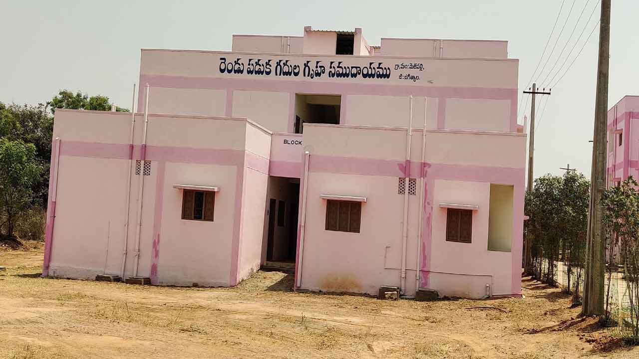 ఇండ్లళ్లకు పోవుడె..