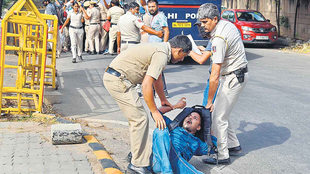 కూల్చివేతలు చట్టవిరుద్ధం